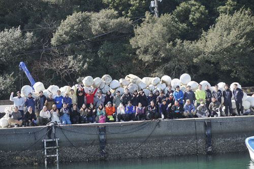 真珠養殖場の浜掃除を実施しました